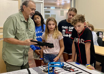 Robotics class.; Photo by: Ray Cech